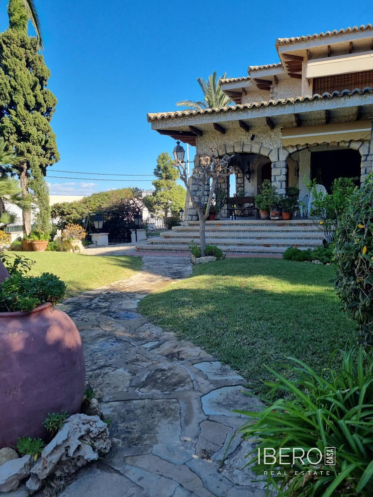 Prodej domu 473 m² s pozemkem 1 608 m²
