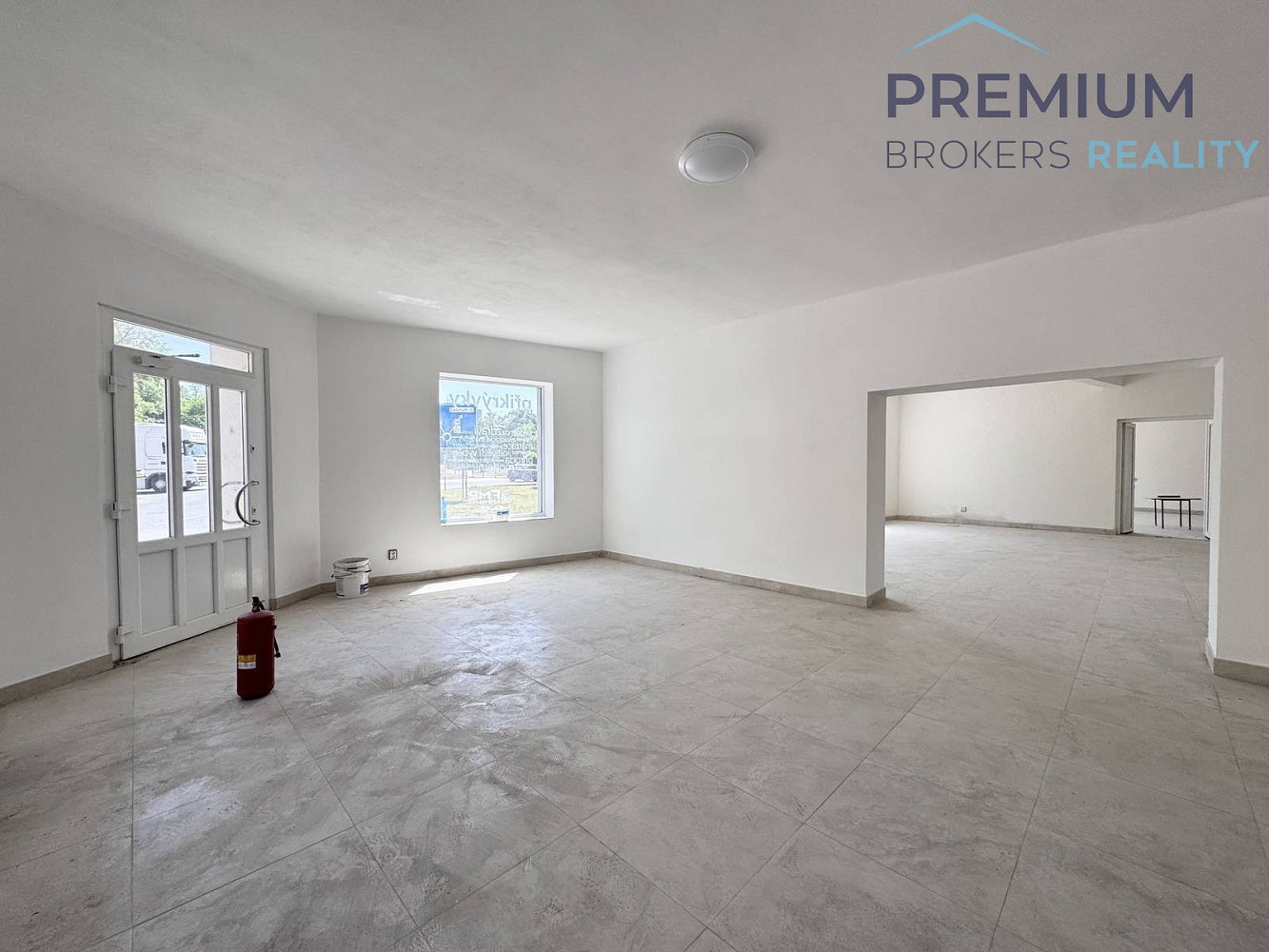 Pronájem obchodních prostor 300 m² – fotografie 2
