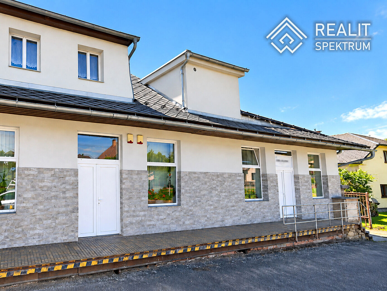 Pronájem obchodních prostor 128 m²