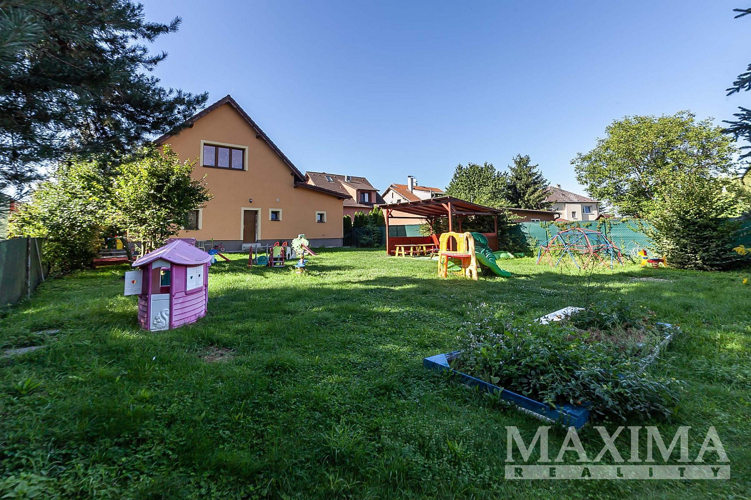 Prodej komerčního objektu (jiného typu) 237 m²