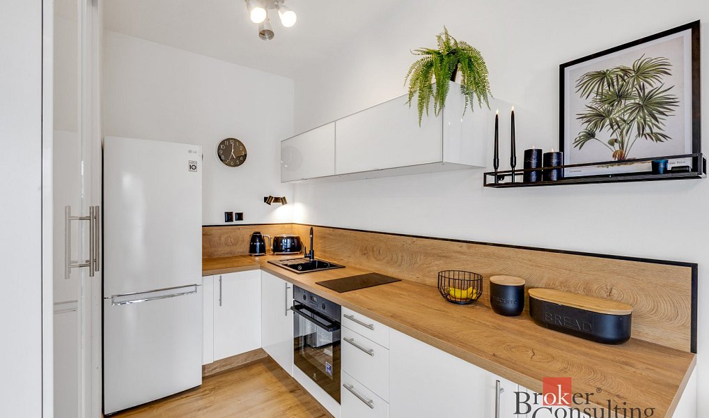Prodej bytu 1+kk 30 m², Jesenice – náhled fotky 2