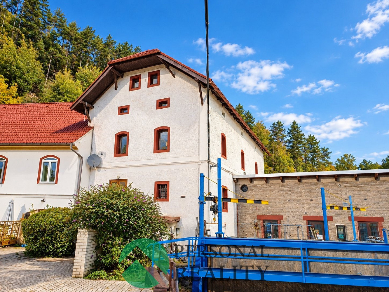 Pronájem komerčního objektu (jiného typu) 330 m² – fotografie 2