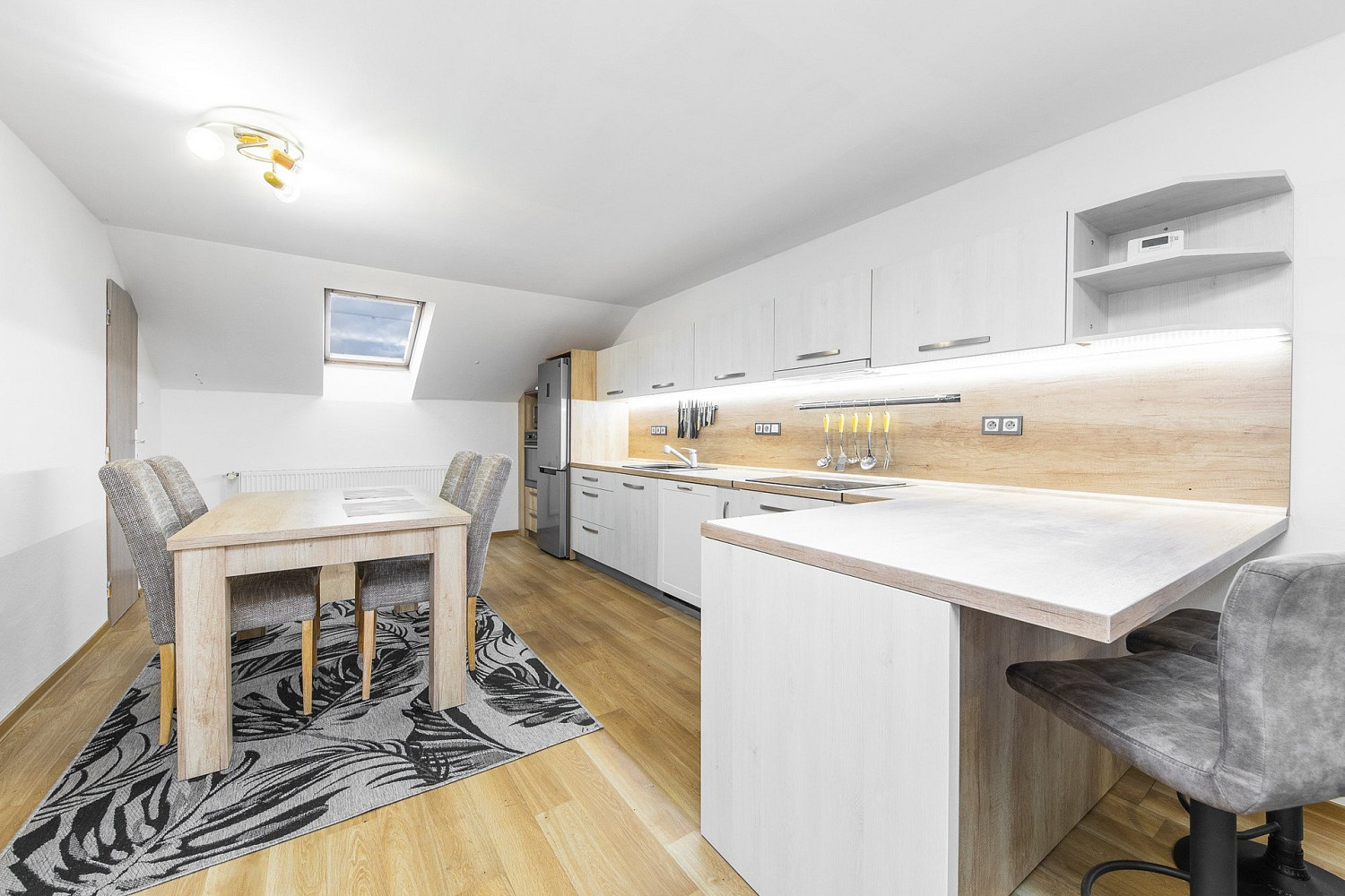 Pronájem bytu 3+kk 85 m² – fotografie 2