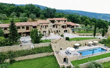 Prodej domu 250 m² s pozemkem 40 000 m², Cortona, Itálie