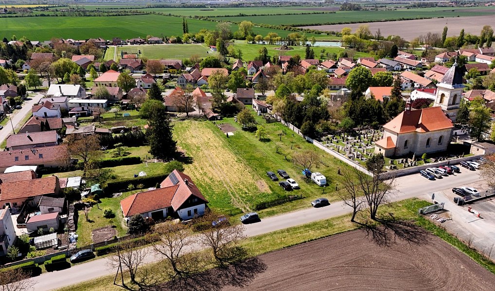 Prodej stavebního pozemku 2 030 m², Chleby – náhled fotky 9
