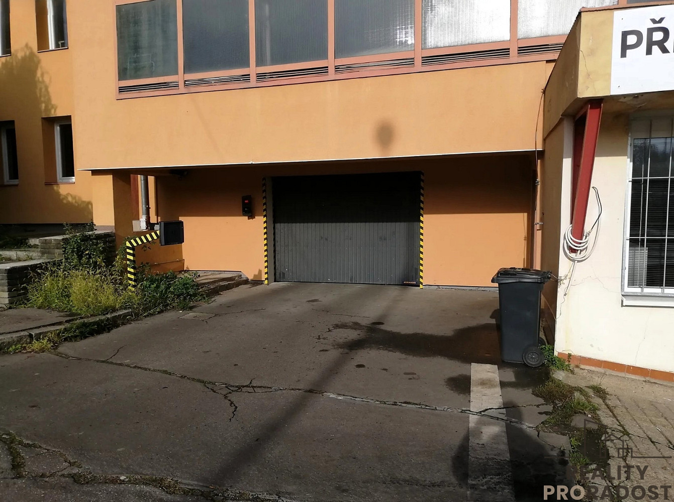 Pronájem garážového stání 18 m2 lovosická, praha