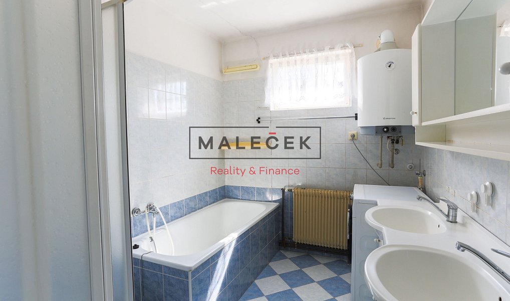 Prodej domu 325 m² s pozemkem 671 m², Nové Strašecí – náhled fotky 15