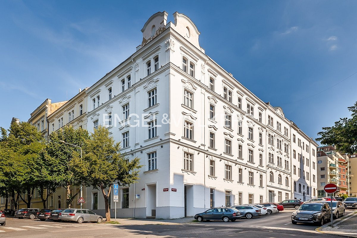 Pronájem kanceláře 451 m²