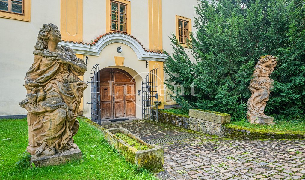 Prodej domu 2 500 m² s pozemkem 6 302 m², Třebotov – náhled fotky 2