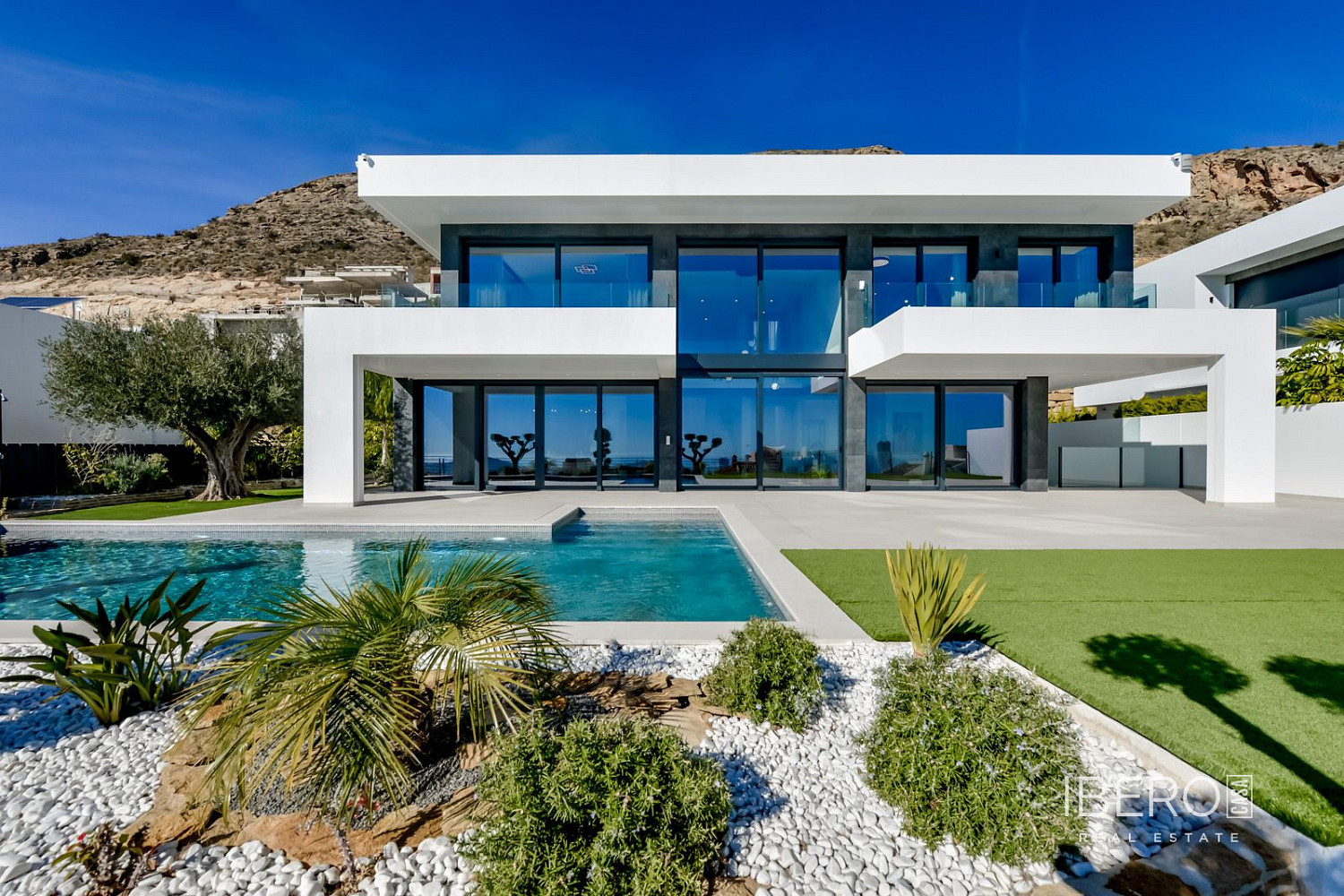 Prodej domu 998 m² s pozemkem 890 m²