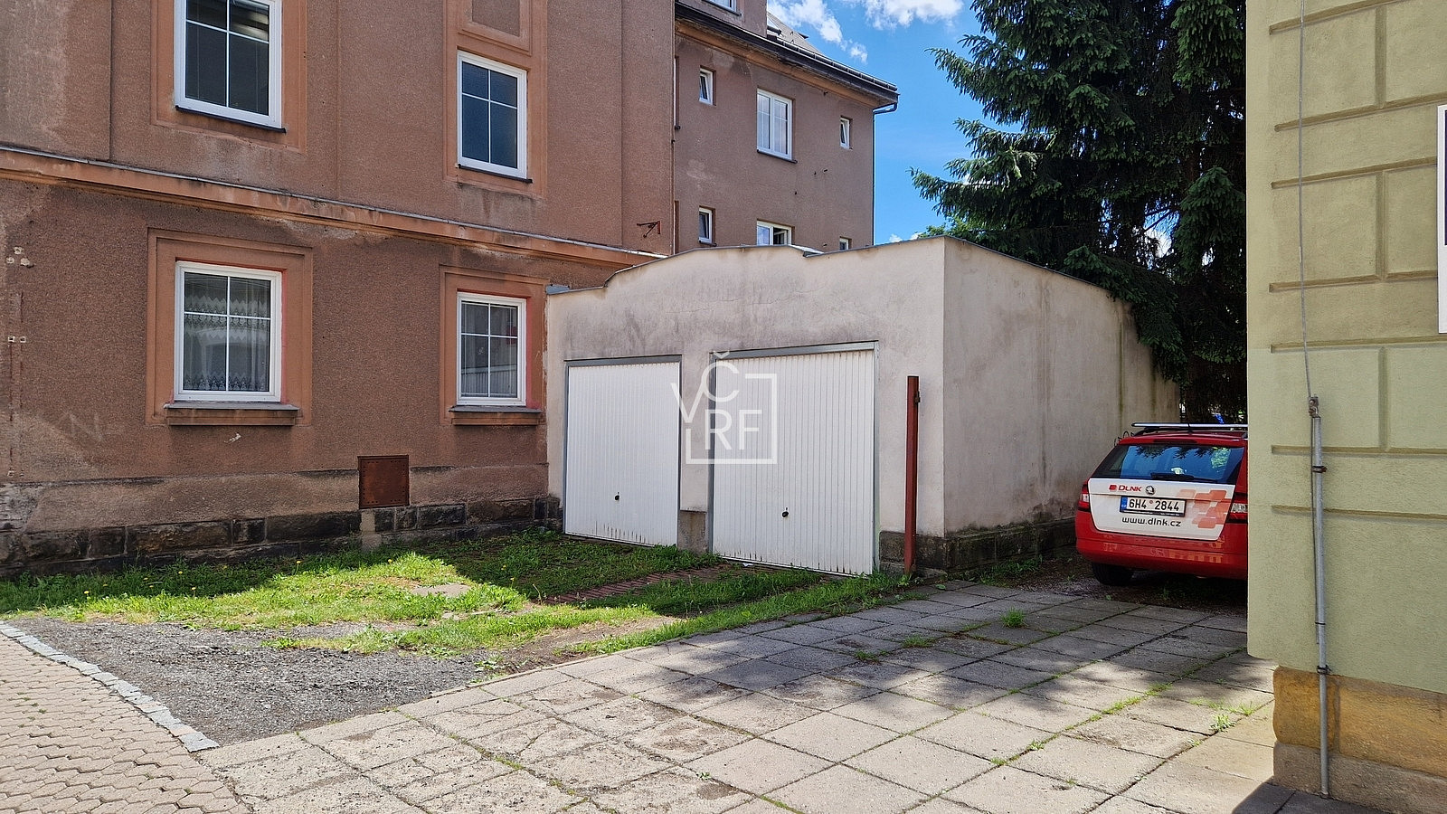 Prodej zděné dvougaráže a další dvě parkovací stání na vlastním pozemku, dobrý stav, trutnov centrum — photo 4