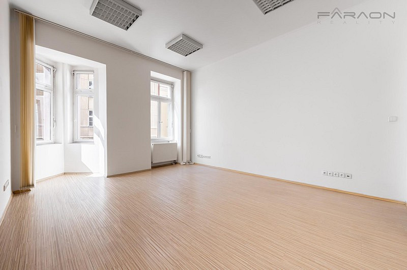 Pronájem kanceláře 100 m² – fotografie 2