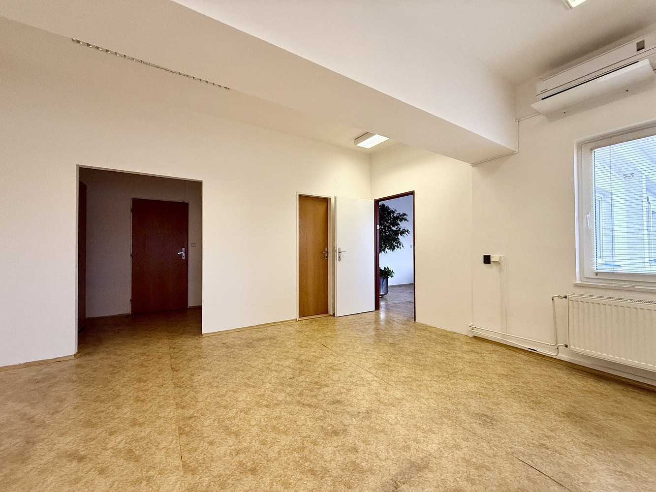Pronájem kanceláře 58 m² — photo 2