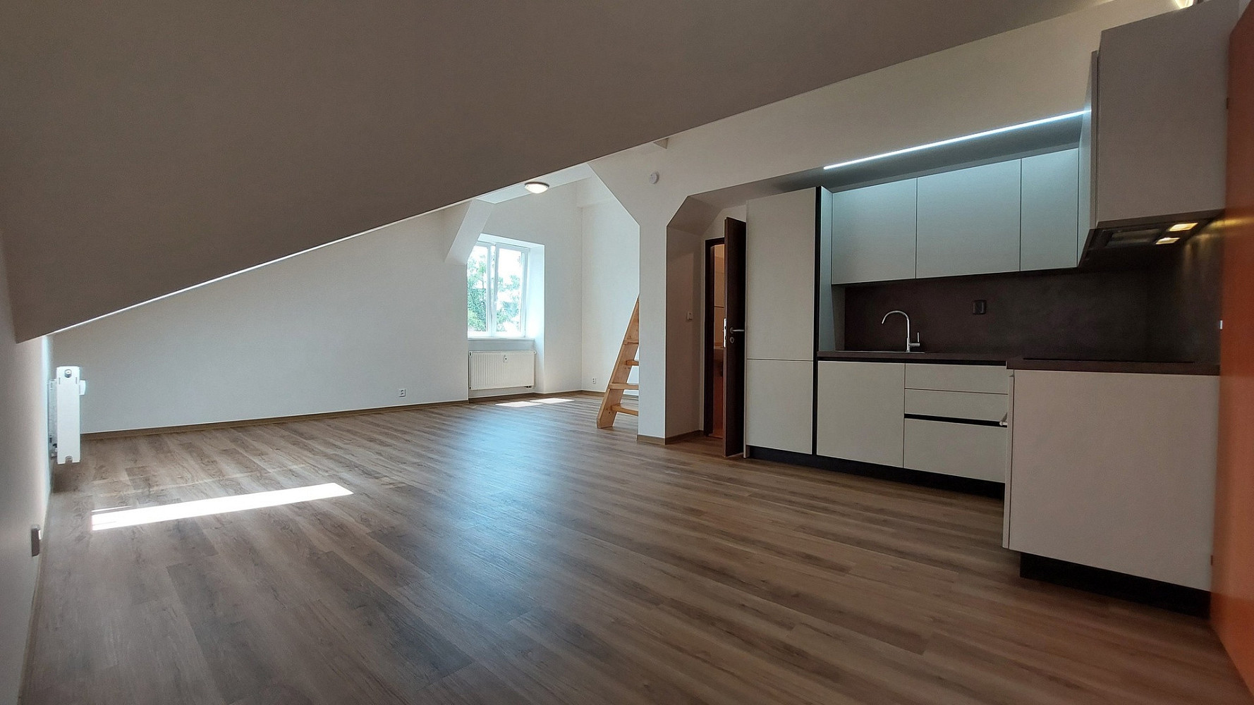 Pronájem bytu 2+kk 57 m² — photo 2
