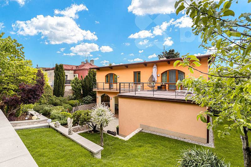 Prodej domu 350 m² s pozemkem 1 033 m²