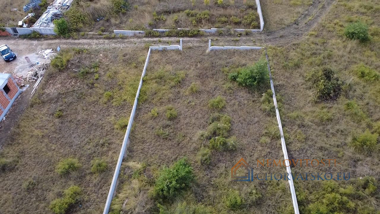 Prodej stavebního pozemku 640 m² – pohled 4