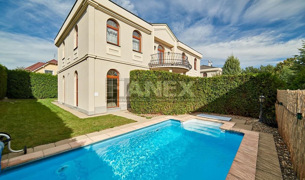 Pronájem domu 243 m² s pozemkem 540 m², Praha – fotka 1 z 13