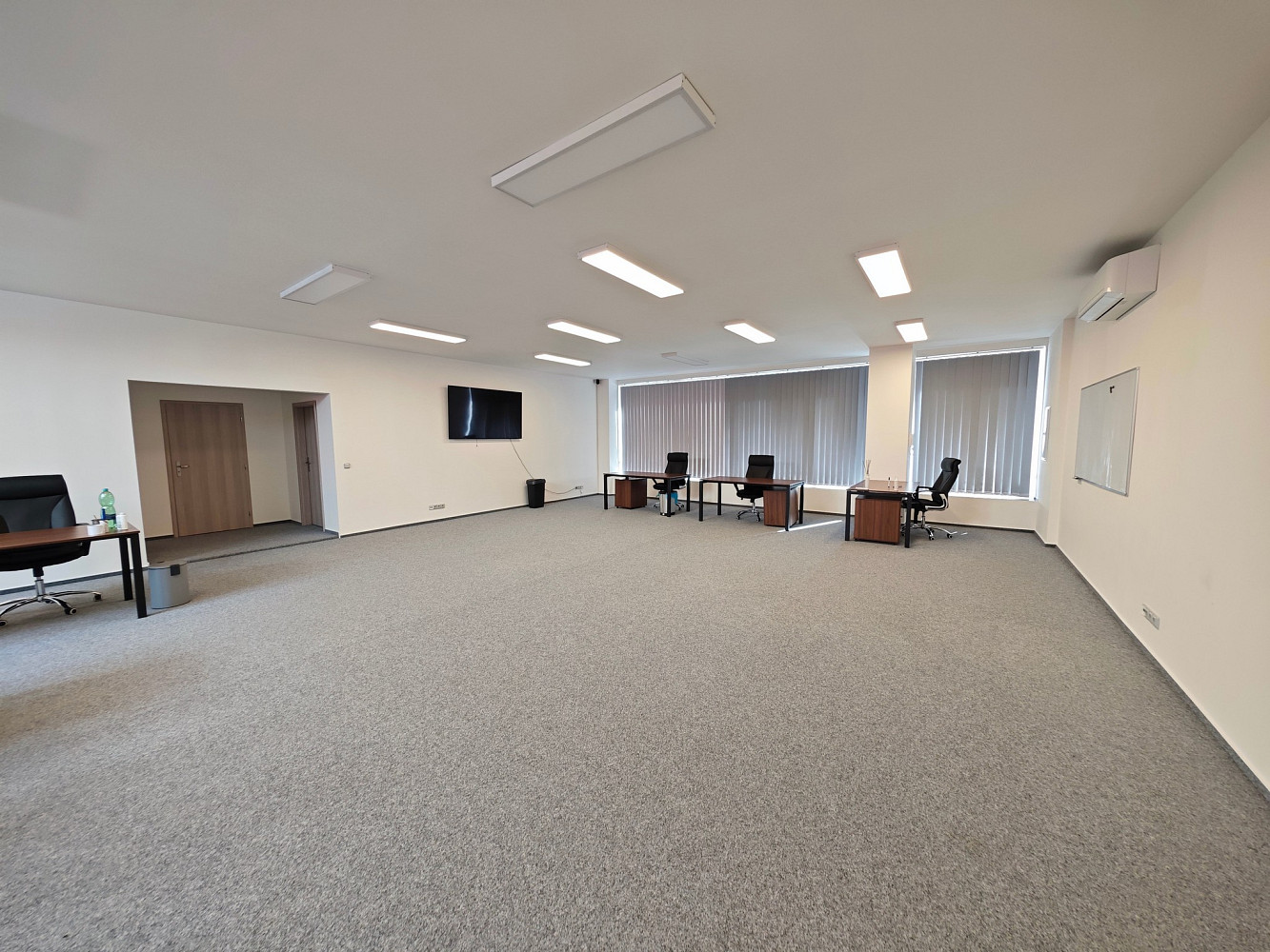 Pronájem kanceláře 198 m² – fotografie 3