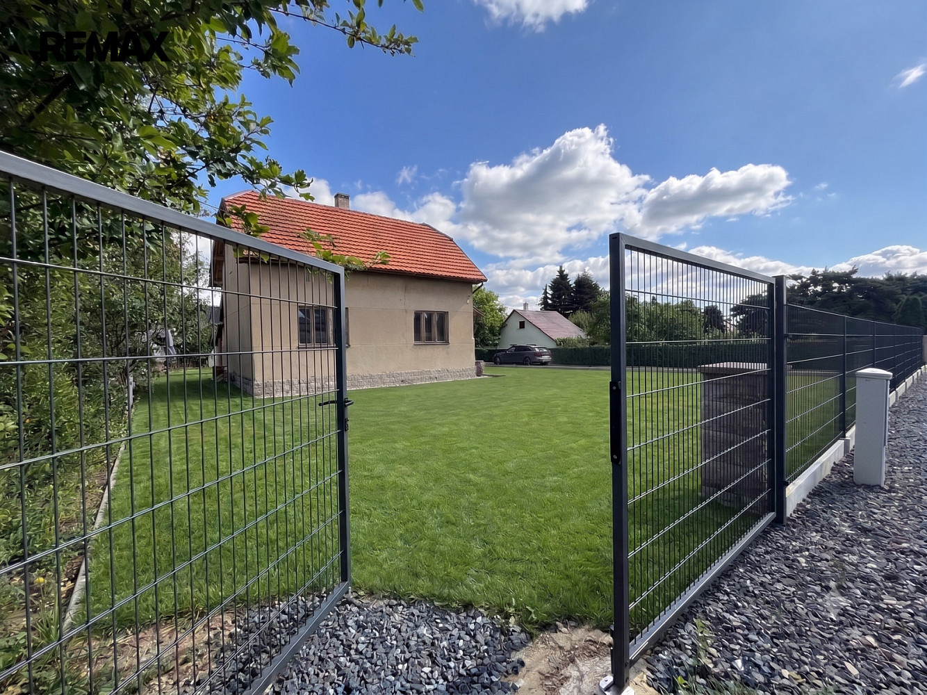 Prodej stavebního pozemku 853 m² — photo 2