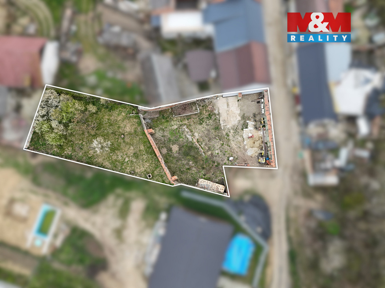 Prodej stavebního pozemku 800 m² – pohled 2