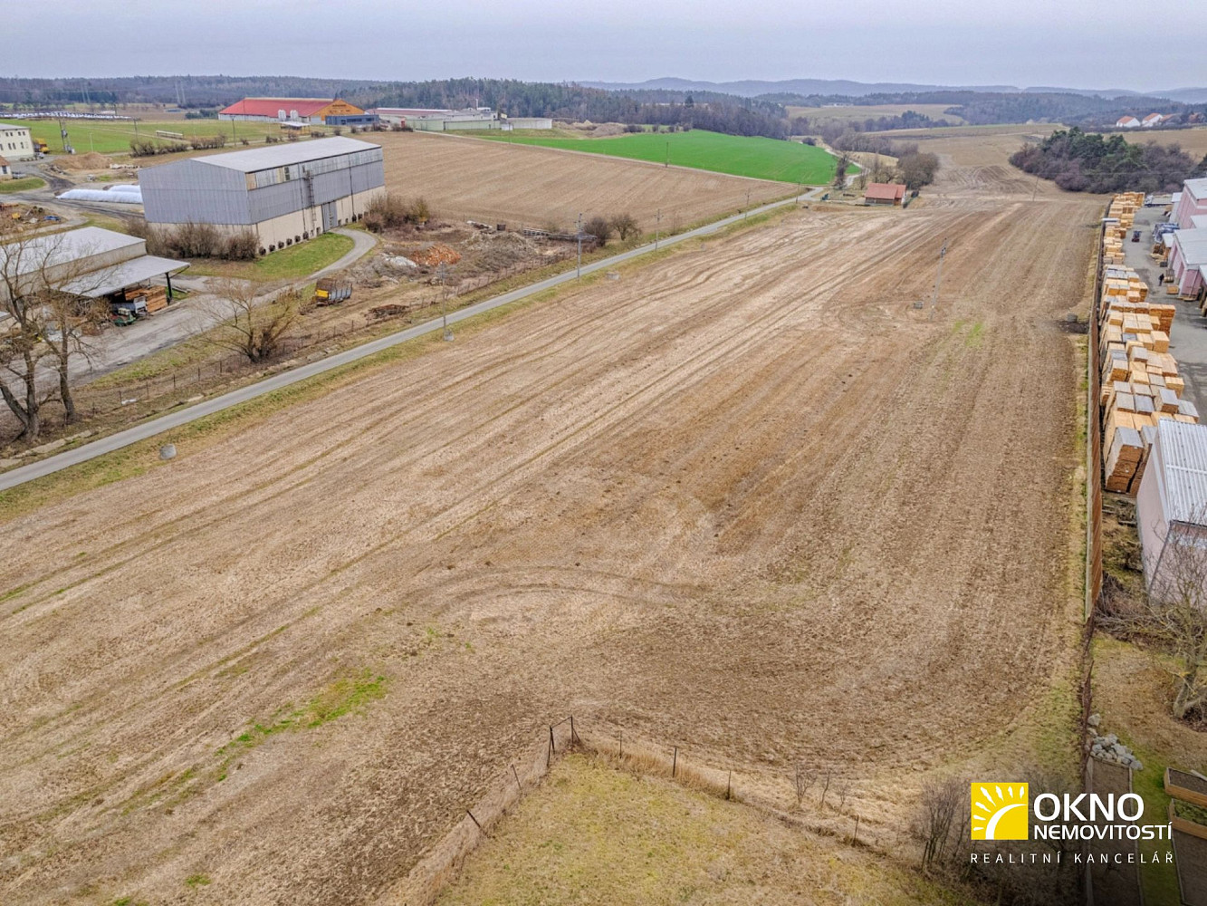 Prodej komerčního pozemku 700 m² – pohled 2