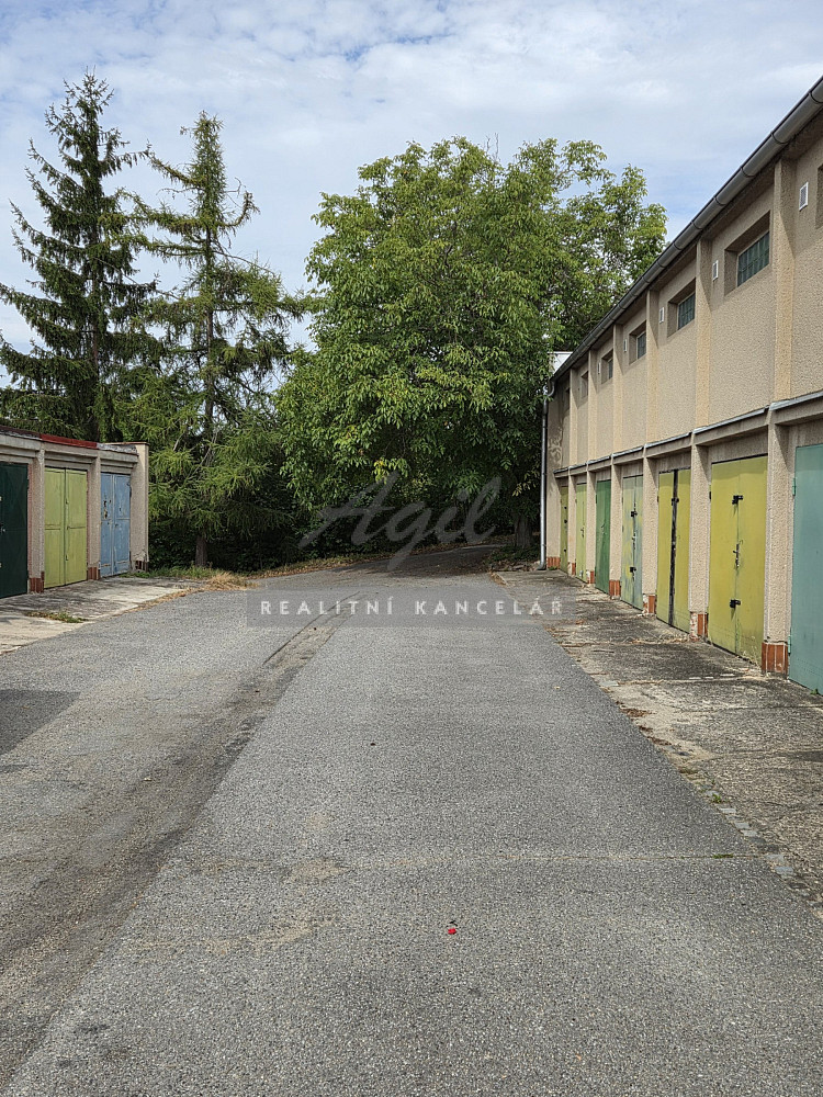 Prodej řadové, cihlové garáže v osobním vlastnictví v Brně Černovice, ul. C... – fotografie 3