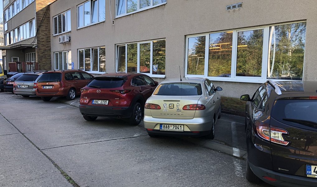 Pronájem venkovních parkovacích stání v ulici Služeb, Praha 10 - Strašnice, Praha – náhled fotky 2