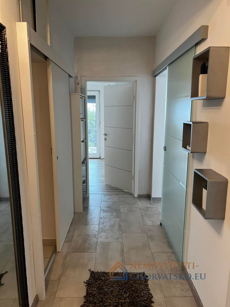 Pronájem bytu 2+kk 104 m² – pohled 2