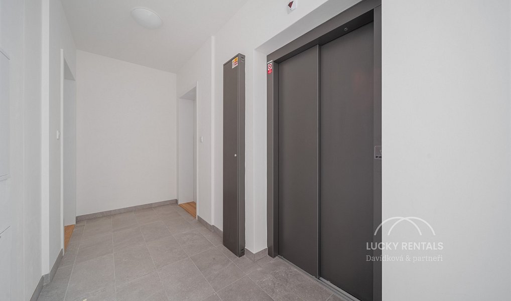 Pronájem bytu 1+kk 30 m², Praha – náhled fotky 16