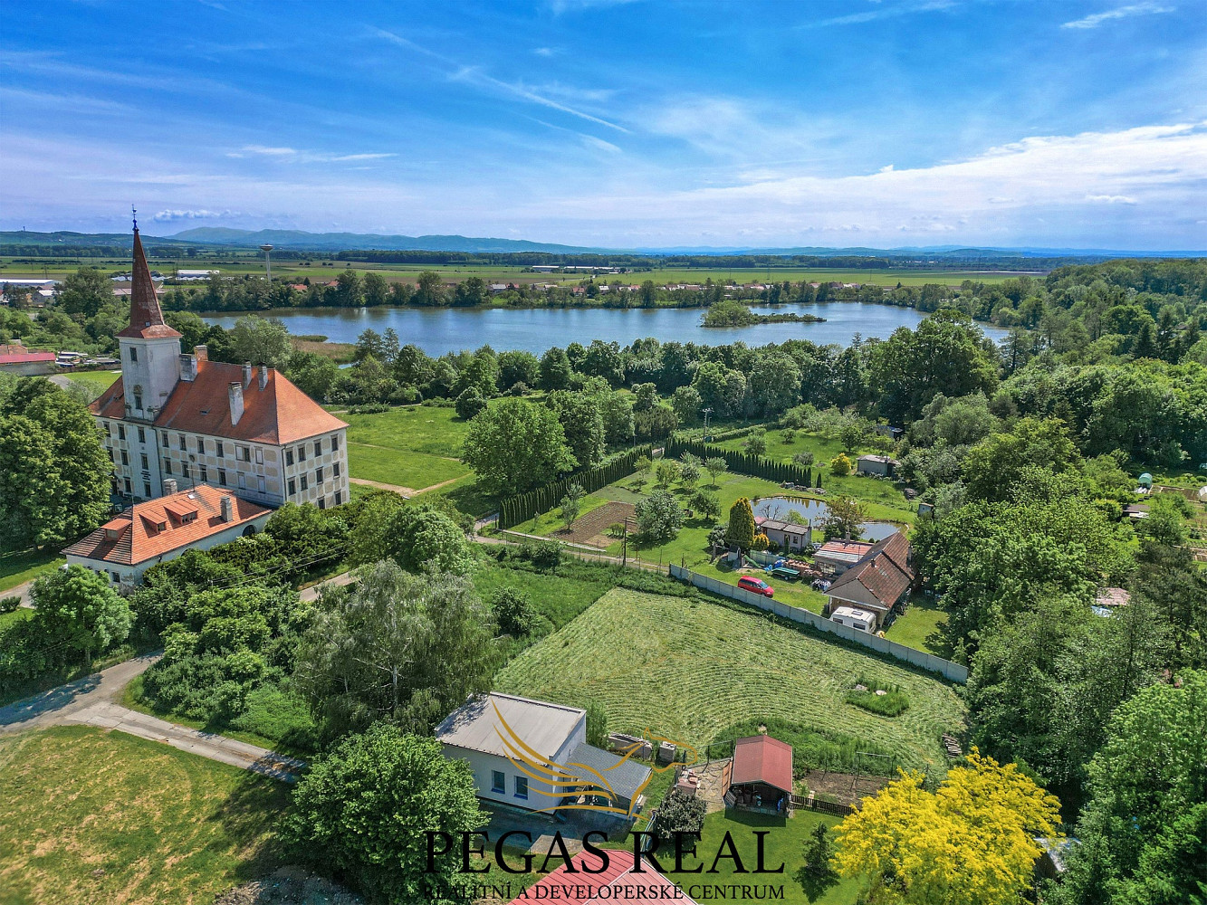 Prodej stavebního pozemku 2 365 m² – další