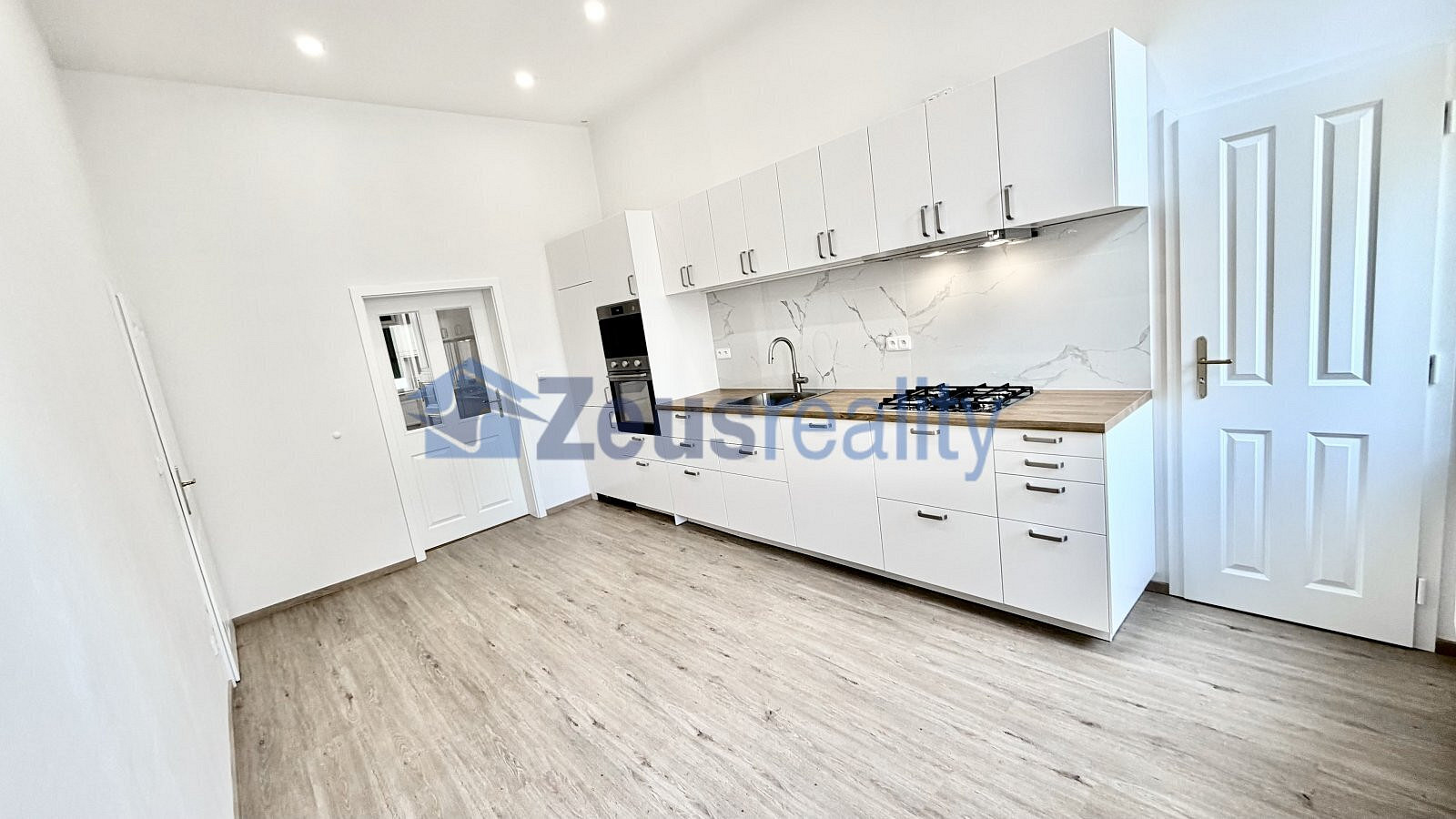 Pronájem bytu 4+1 119 m² — photo 3