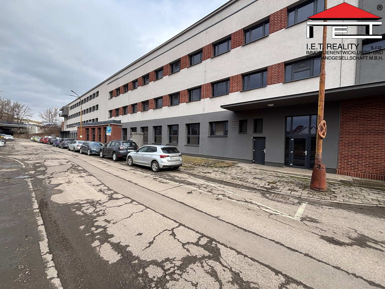 Pronájem obchodních prostor 785 m²