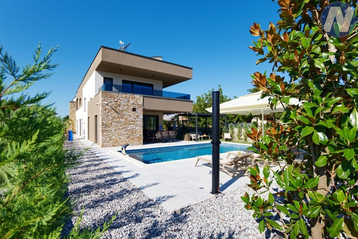 Prodej domu 200 m² s pozemkem 400 m² - Pogled 2