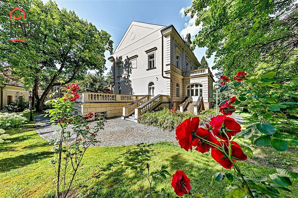 Pronájem domu 827 m² s pozemkem 8 770 m²