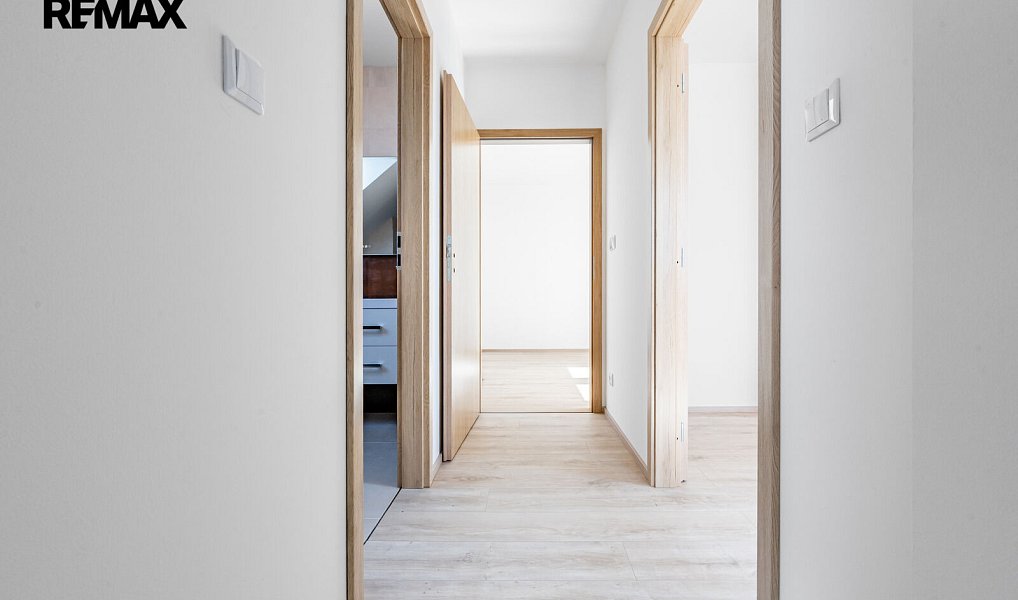 Prodej bytu 4+kk 91 m², Jince – náhled fotky 23