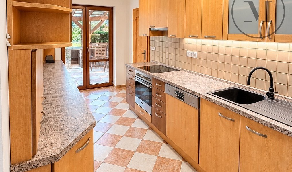 Pronájem domu 190 m² s pozemkem 1 298 m², Chroboly – náhled fotky 4