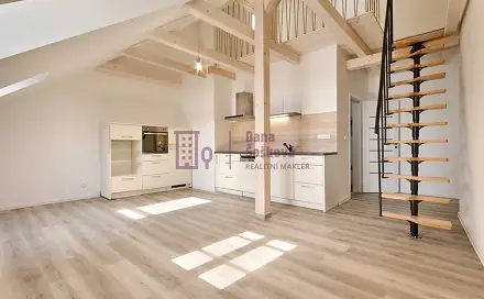 Pronájem bytu 1+kk 38 m², nám. Míru, Jindřichův Hradec - Jindřichův Hradec I