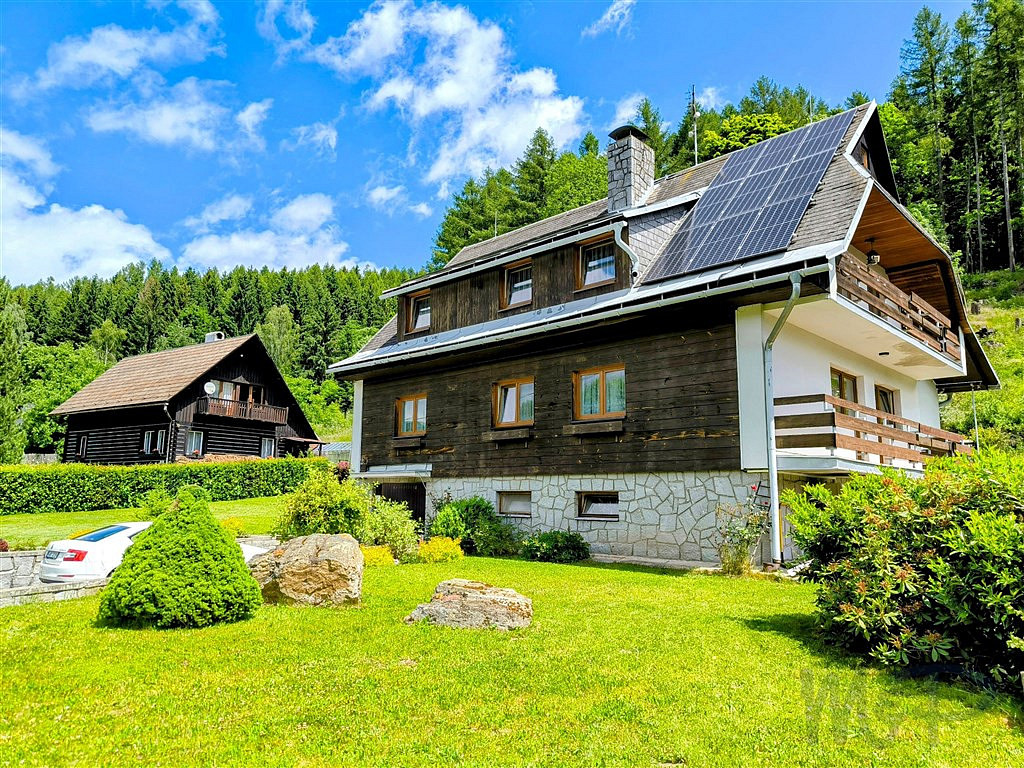 Prodej domu 220 m² s pozemkem 2 343 m²