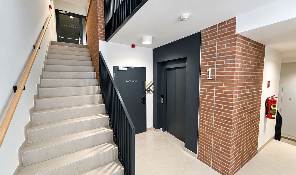 Pronájem bytu 1+kk 36 m², Praha – náhled fotky 9