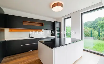 Pronájem domu 216 m² s pozemkem 203 m², V Šáreckém údolí, Praha 6 - Dejvice