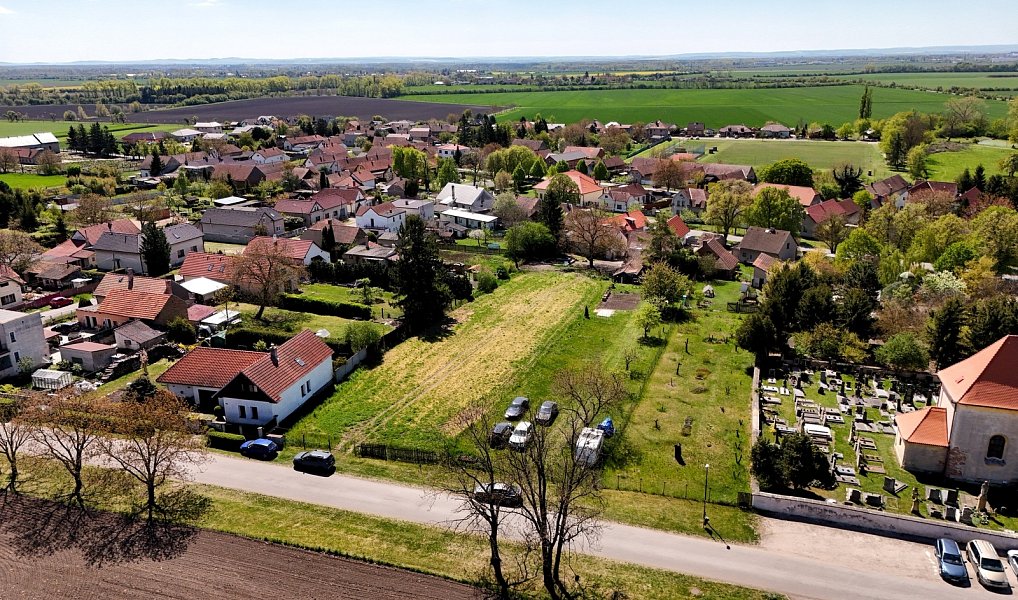 Prodej stavebního pozemku 873 m², Chleby – náhled fotky 4