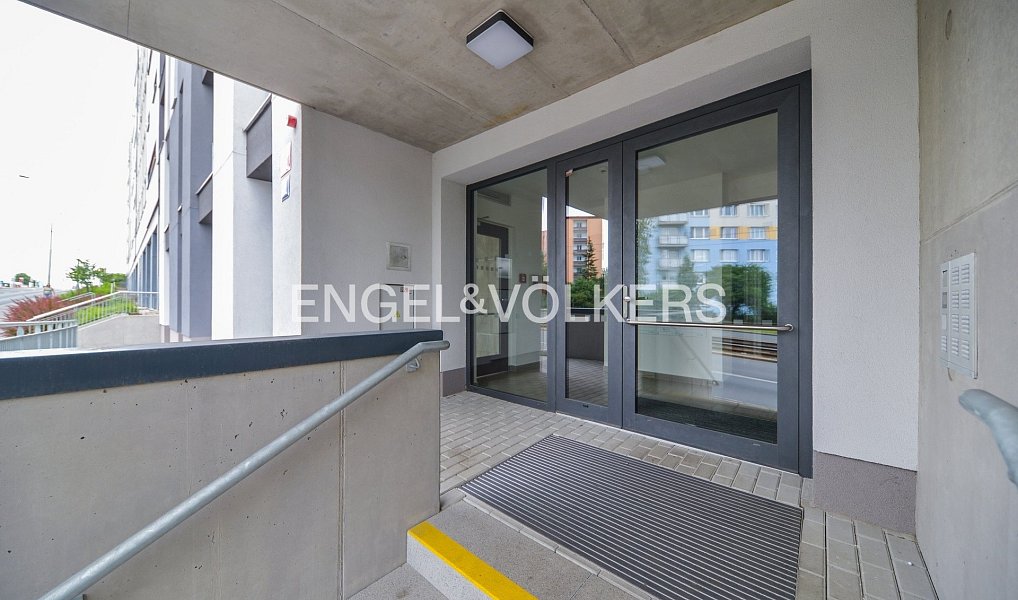 Pronájem obchodních prostor 216 m², Praha – náhled fotky 2