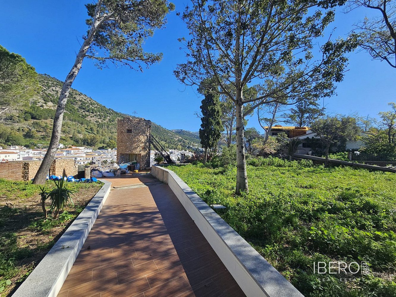 Prodej domu 1 025 m² s pozemkem 3 844 m²