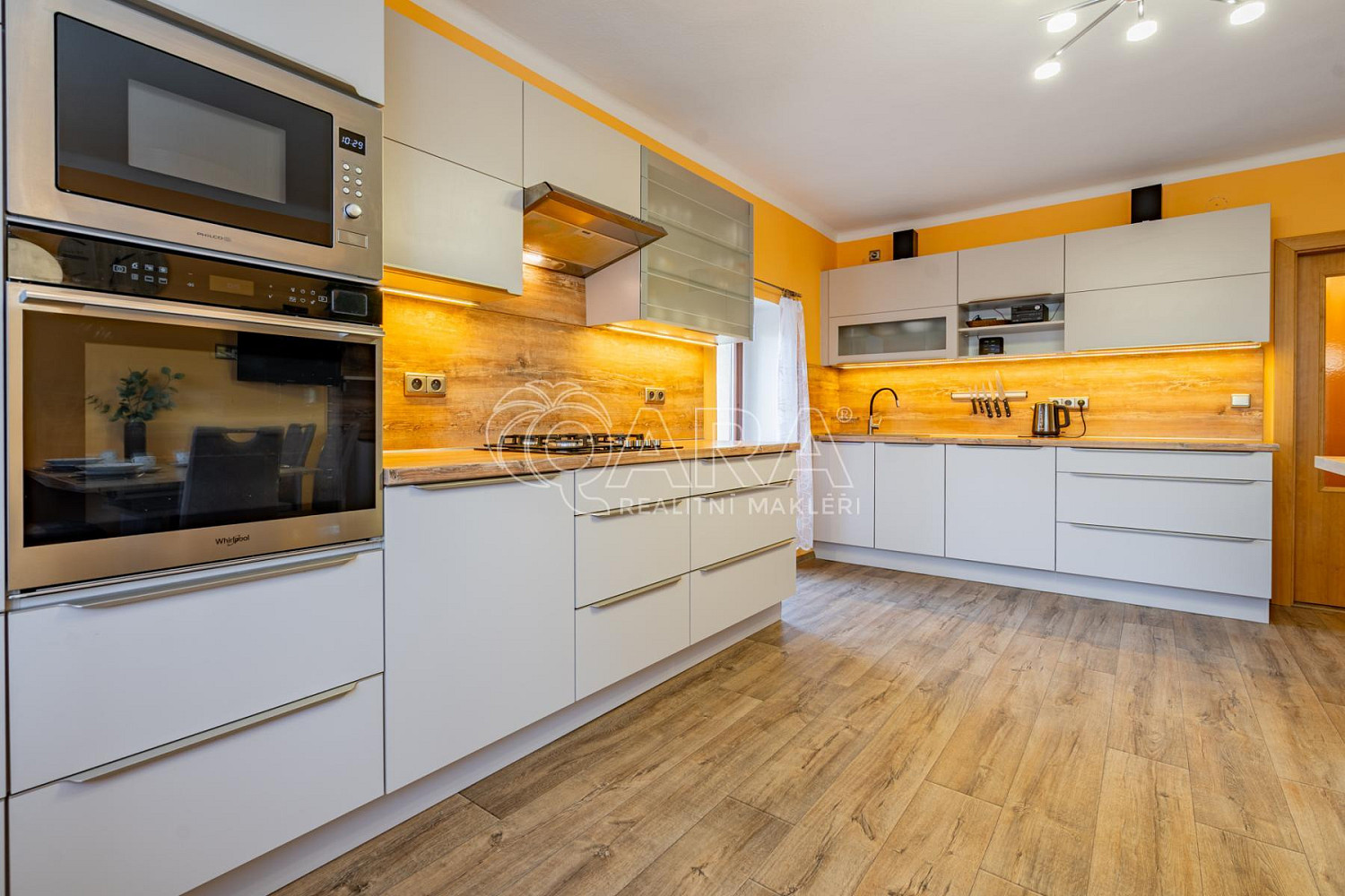Prodej domu 320 m² s pozemkem 1 701 m² – fotografie 2