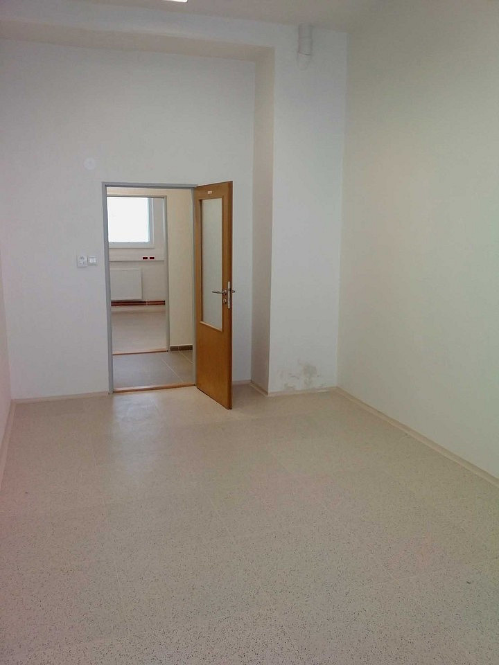 Pronájem kanceláře 900 m² – fotografie 4