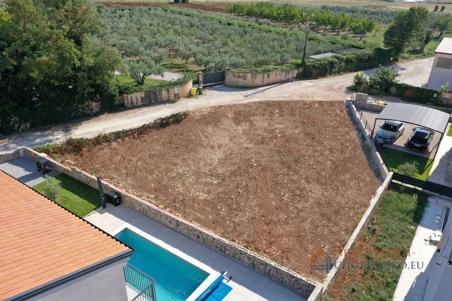 Prodej stavebního pozemku 530 m² – pohled 2