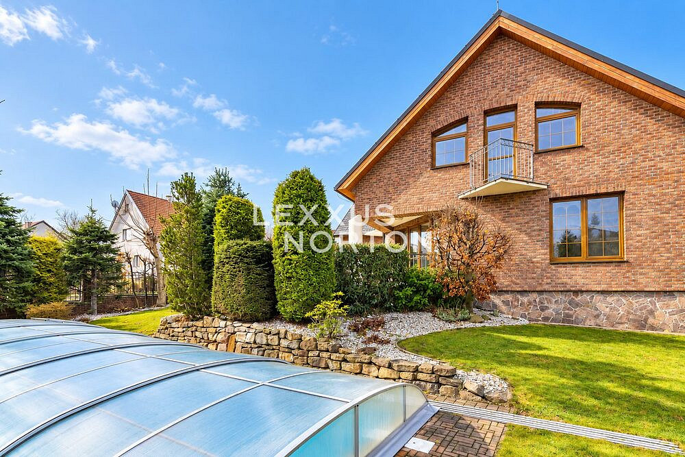 Pronájem domu 384 m² s pozemkem 903 m²