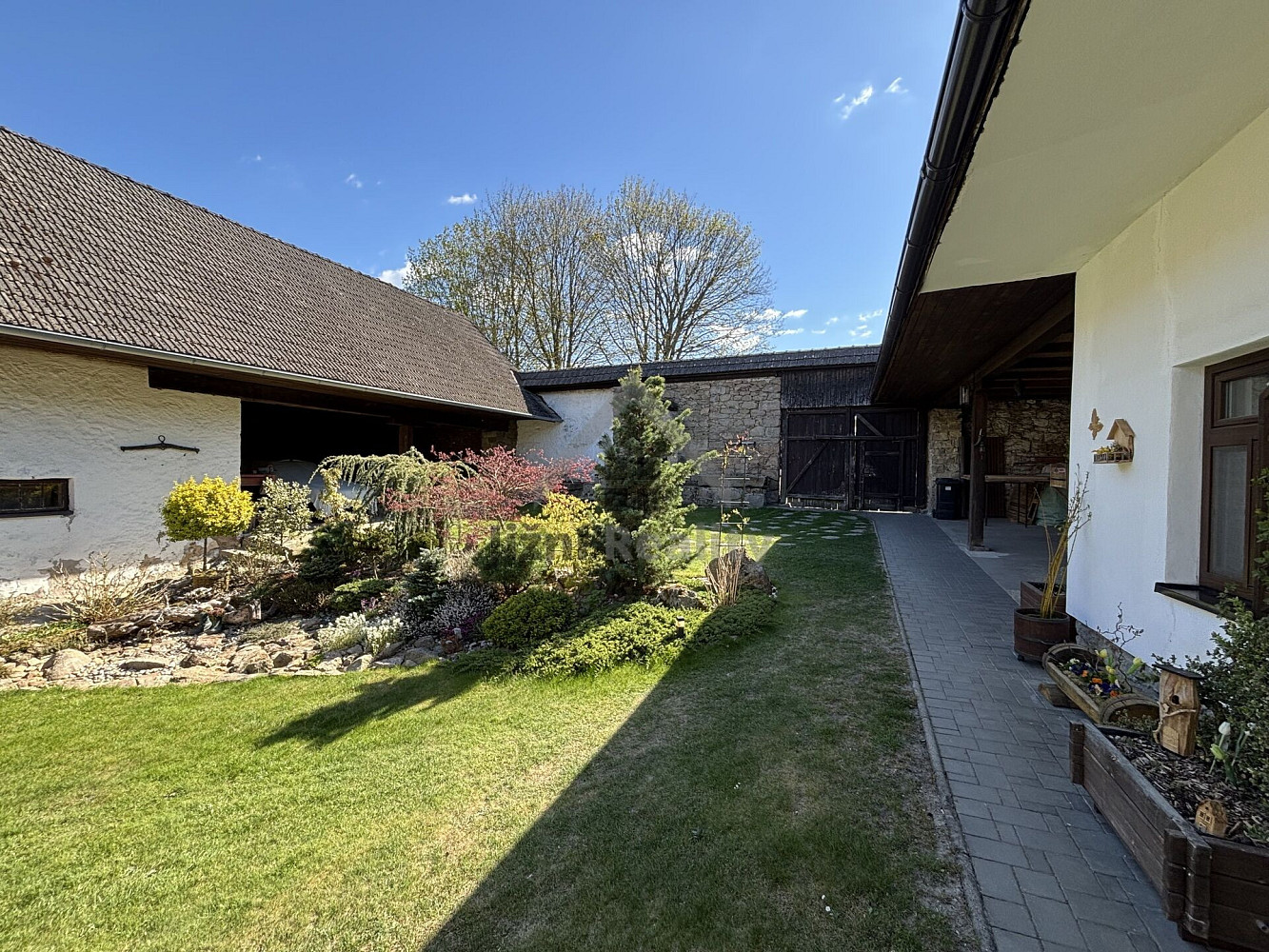 Prodej domu 300 m² s pozemkem 2 758 m² — photo 2