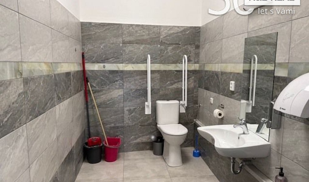 Pronájem obchodních prostor 200 m², Vsetín – náhled fotky 9