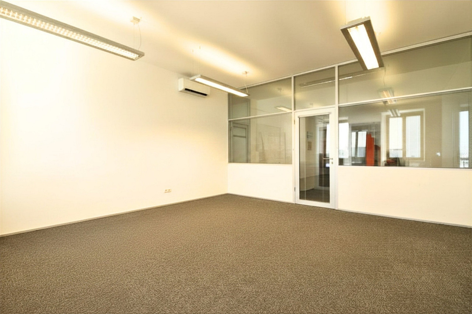 Pronájem kanceláře 105 m² – fotografie 3